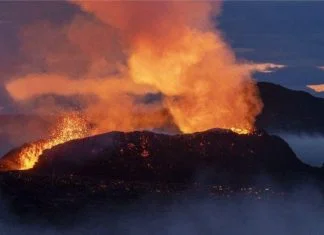 Vulcão na Islândia: governo declara emergência por temores de erupção