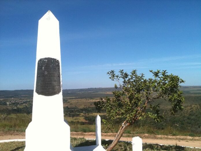 R Monumento Natural da Pedra Fundamental, destacando a paisagem do Cerrado, o obelisco histórico e atividades ecoturísticas