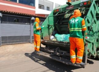 Horário de Coleta de Lixo Urbano é Alterado em 15 Regiões do Distrito Federal Caminhão de coleta de lixo no Distrito Federal seguindo novas normas de segurança.