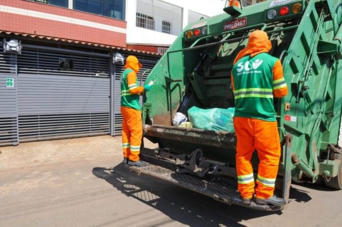 Caminhão de coleta de lixo no Distrito Federal seguindo novas normas de segurança.