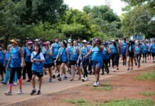 Grupo de pessoas participando da Caminhada da Água no Parque Sarah Kubitschek, promovida pela Adasa e Caesb, celebrando o Dia Mundial da Água.