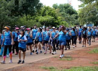 Grupo de pessoas participando da Caminhada da Água no Parque Sarah Kubitschek, promovida pela Adasa e Caesb, celebrando o Dia Mundial da Água.