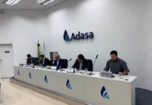 Mesa diretiva com representantes da Adasa e sociedade civil durante audiência sobre penalidades na prestação de serviços de água e esgoto.