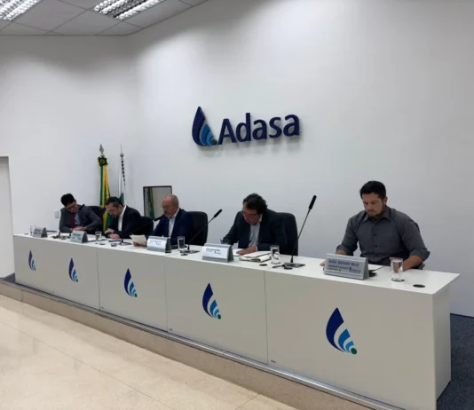 Mesa diretiva com representantes da Adasa e sociedade civil durante audiência sobre penalidades na prestação de serviços de água e esgoto.