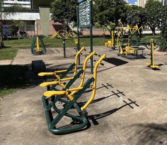 “Equipamentos públicos em parquinho infantil sendo inspecionados por equipe técnica em Brasília”.