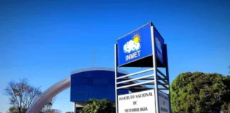 Céu aberto e clima seco em Brasília durante o inverno, com baixa umidade do ar.