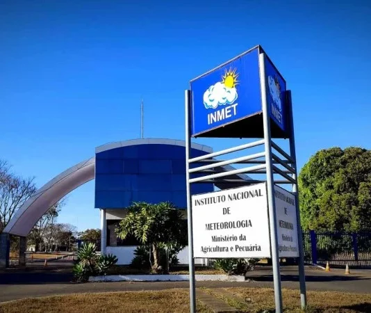 Céu aberto e clima seco em Brasília durante o inverno, com baixa umidade do ar.