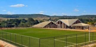 Fotografia que mostra um lindo campo com uma casa na aldeiras do cerrado terracap