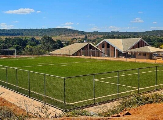 Fotografia que mostra um lindo campo com uma casa na aldeiras do cerrado terracap