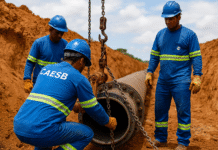Funcionários da Caesb instalam tubulação principal para interligar sistemas hídricos do Distrito Federal