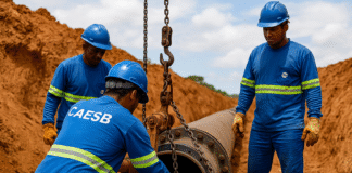 Funcionários da Caesb instalam tubulação principal para interligar sistemas hídricos do Distrito Federal