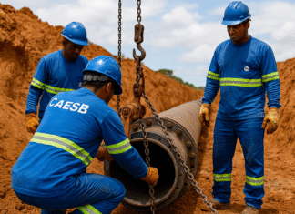 Funcionários da Caesb instalam tubulação principal para interligar sistemas hídricos do Distrito Federal