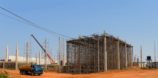 Construção de empório ao lado do Estádio Mané Garrincha em Brasília vista de cima, com destaque para o impacto urbano.