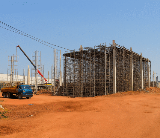 Construção de empório ao lado do Estádio Mané Garrincha em Brasília vista de cima, com destaque para o impacto urbano.