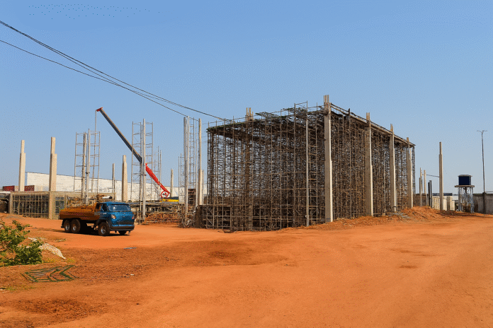 Construção de empório ao lado do Estádio Mané Garrincha em Brasília vista de cima, com destaque para o impacto urbano.