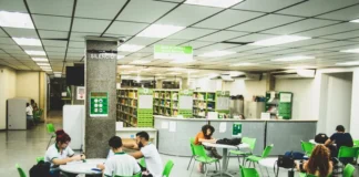 Jovens em aula prática sobre sistemas solares durante curso de capacitação técnica na Amazônia
