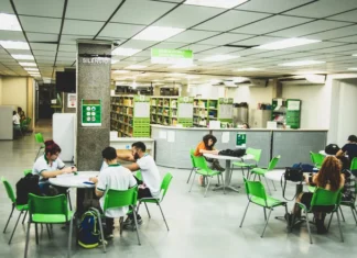 Jovens em aula prática sobre sistemas solares durante curso de capacitação técnica na Amazônia