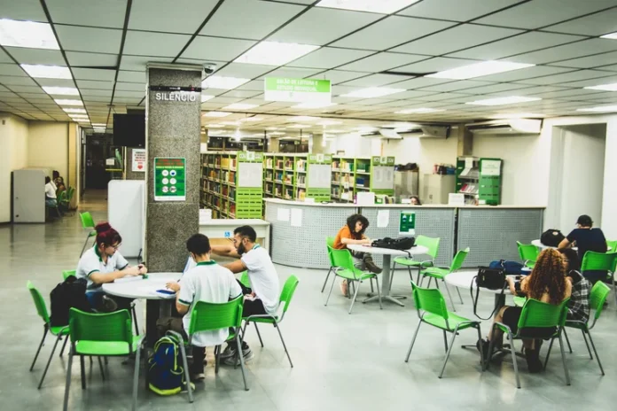 Estudantes-na-biblioteca-do-IFPA-Campus-Belem Jovens em aula prática sobre sistemas solares durante curso de capacitação técnica na Amazônia