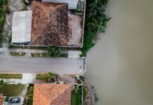 Imagem aérea de Residência urbana com rede de esgoto visível, representando infraestrutura sanitária no Brasil.