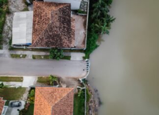 Imagem aérea de Residência urbana com rede de esgoto visível, representando infraestrutura sanitária no Brasil.