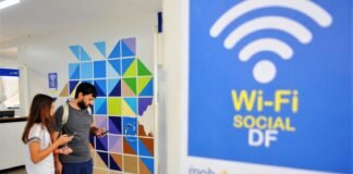 Antena do Wi-Fi Social DF instalada em área urbana de grande circulação, ampliando a conectividade pública no Distrito