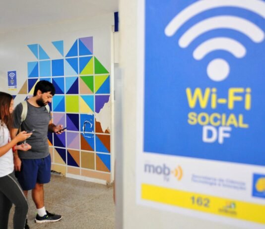 Antena do Wi-Fi Social DF instalada em área urbana de grande circulação, ampliando a conectividade pública no Distrito