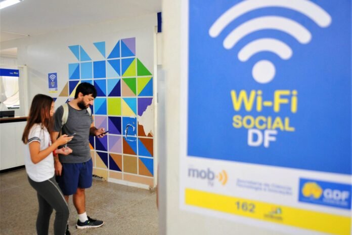 Antena do Wi-Fi Social DF instalada em área urbana de grande circulação, ampliando a conectividade pública no Distrito