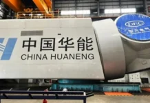 turbina eólica flutuante chinesa em alto-mar com pás gigantes em operação