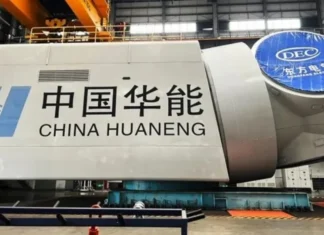 turbina eólica flutuante chinesa em alto-mar com pás gigantes em operação