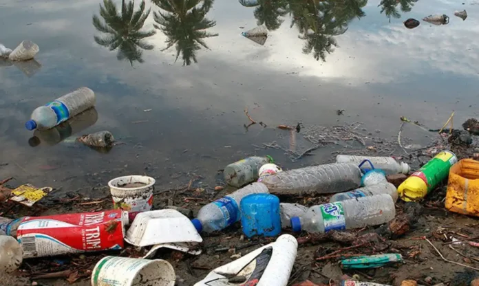 Microplásticos visíveis em água do oceano, representando poluição ambiental.