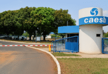 Entrada da sede da Caesb em Brasília com logotipo visível, representando excelência em gestão pública de saneamento