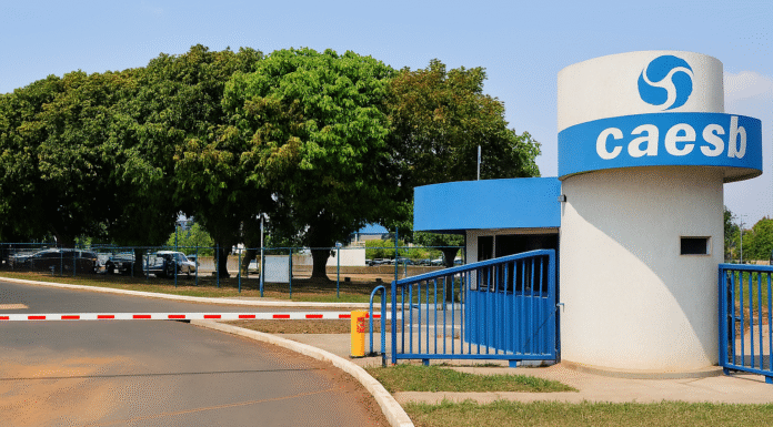 Entrada da sede da Caesb em Brasília com logotipo visível, representando excelência em gestão pública de saneamento