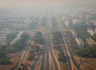 Foto aérea de um clima poluído