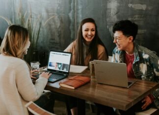 Oficinas gratuitas ajudam jovens a ingressar no mercado de trabalho e na economia criativa